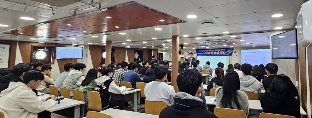 ▲  해양경찰학과 학생들의 새동백호 승선 체험 모습