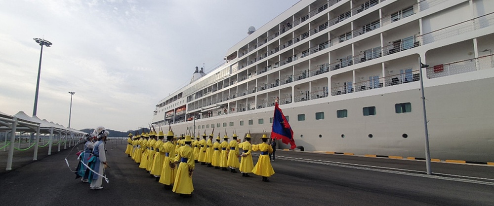 ▲ 지난해 5월 여수항에 르솔레알이 입항함에 따라 여수시가 환영공연을 열고 있다. 
