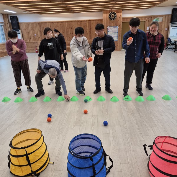 ▲뉴스포츠을 하고 있는  햇터교실 이용인 ⓒ 김연우