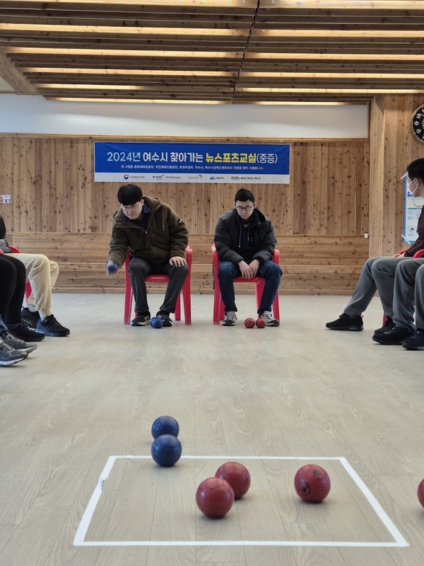▲ 보치아 게임을 하고 있는  햇터교실 이용인 ⓒ 김연우