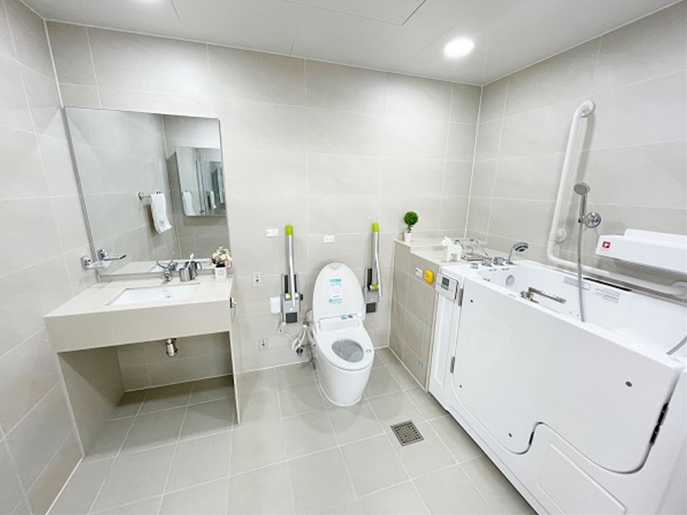 ▲  ‘장애인주택 개조사업’의 화장실 개조 모습