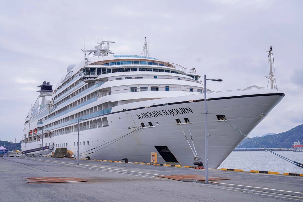 ▲ 국제크루즈 ‘씨번 써전호’가 여수항에 입항했다.