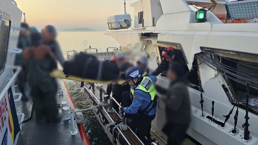 ▲ 해양경찰이 부상은 입은 낚시어선 승객을 경비함정으로 옮기고 있다.