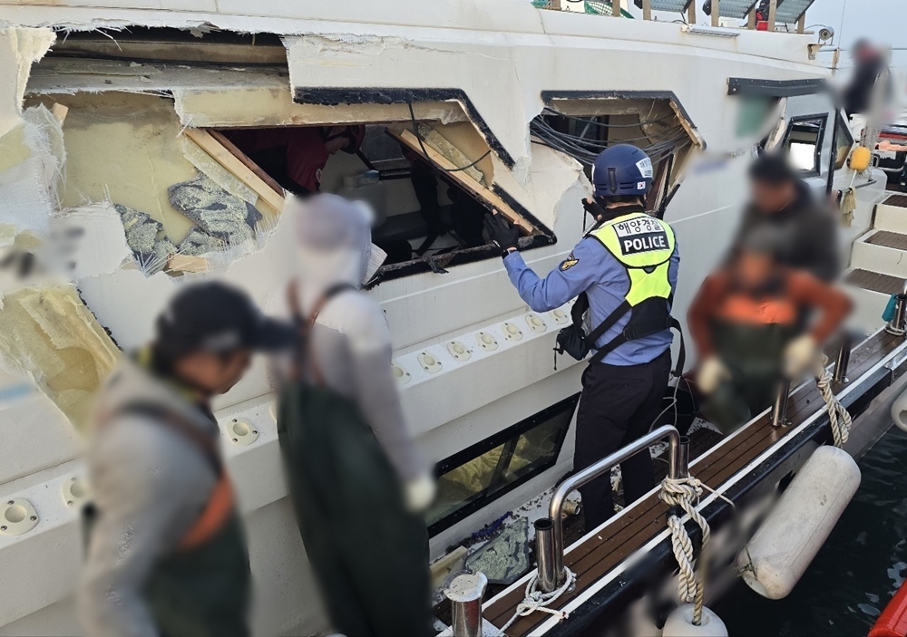▲ 해양경찰이 충돌선박 낚시어선 승선원과 충돌흔적을 확인하고 있다