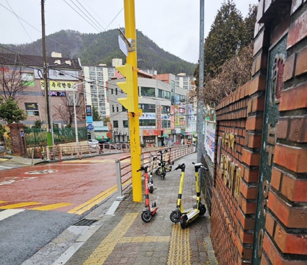 ▲  학교 앞 방치된 전동킥보드 