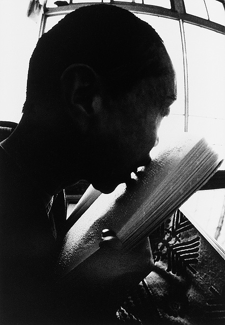 ▲ 일본 국립한센병자료관에서 제공한 김하일씨의 '설독' 사진 모습. 설독이란 혀를 이용해 문자를 해독하는 방법으로 한센병으로 시력과 손마디를 잃어 점자해독이 불가능한 김하일씨가 혀를 이용해 문자를 해독하는 모습이다.ⓒ 일본국립한센병자료관 제공