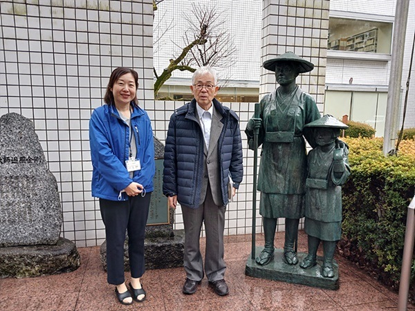 ▲ 동경에 있는 일본국립한센병에는 재일교포 3세인 김귀분(좌측)씨가 근무하며 자료관을 방문하는 한국인들을 위해 해설하고 있다. 올해 80세인 기무라씨는 필자를 위해 3일 동안이나 동행하며 통역과 안내를 맡은 양심적 지식인이다. 두분 옆에 세워진 모녀상은 과거 한센병이 불치병이라고 두려워하던 시절 시코쿠 순례를 떠난 한센병 환자의 동상이다. 모녀상은 한센병 환자들의 고난의 역사를 사회에 알리고 다시는 차별과 편견에 시달리는 사람이 없도록 하겠다는 바램으로 1991년 다마전생원 진언종에서 발원해 전국에서 기부 받아 완성됐다.ⓒ 오문수