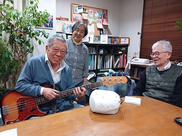 ▲ 맨 오른쪽이 나가사키에서 동경까지 비행기를 타고와 3일간 안내를 맡은 기무라씨고 기타를 들고있는 분은 기무라씨 여동생 남편으로 50년간 지인들과 함께 음악활동을 하는 전직 건축설계사이다. 동경에사는 기무라씨 여동생 부부는 이틀간이나 필자에게 맛있는 음식과 쾌적한 방을 제공해줬다. 올해 80세인 기무라씨는 소설 을 두번이나 읽고 합천에 있는 원폭희생자 마을에서 한 달간 봉사활동을 했을 뿐만 아니라 사비를 들여 한국인 징용희생자 유골 반환운동을 하는 양심적 지식인 중 한 분이다.ⓒ 오문수