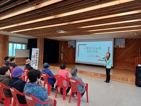 ▲ 교육에 집중하는 어르신