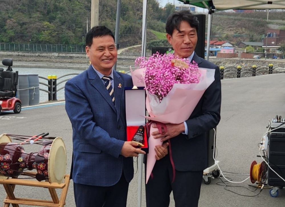  주종섭 의원이 납북귀환어부 국가폭력 피해자와 그 가족들로부터 감사패를 받았다.