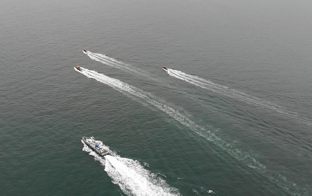 ▲ 안전 호송을 위해 전속 기동 중인 해경경비함정