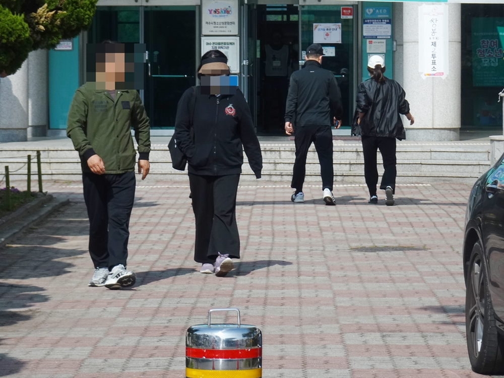 ▲ 투표를 마치고 나오는 여수시민