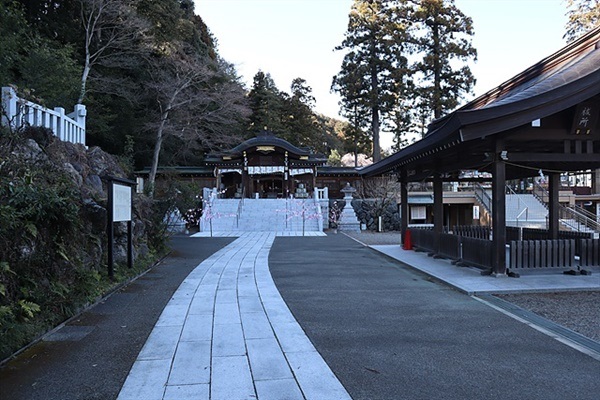 ▲ 고마신사 입구 주변에는 황족을 비롯해 정계, 법조계, 문화인 등 각계 각층에 걸친 명사들이 참배했다는 기록이 적혀있다.ⓒ 오문수