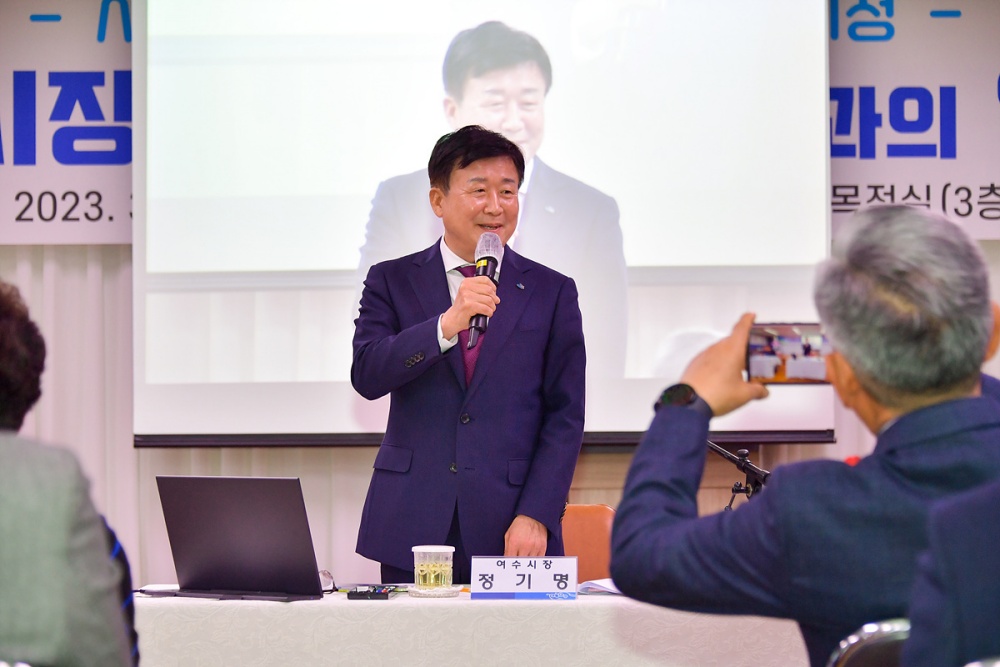 ▲ 지난해 2023년 시민과의 열린 대화에서 정기명 시장이 주민과 소통하고 있다.