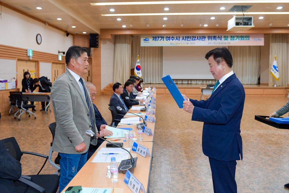 ▲ 정기명 시장 시민감사관에 위촉장을 수여하고 있다.  