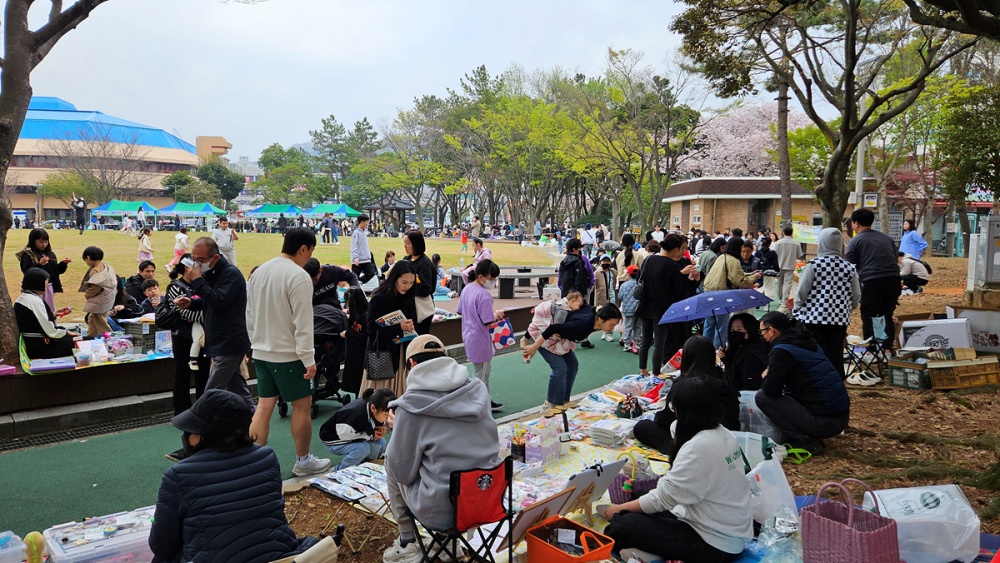 ▲ 6일 거북선공원 잔디광장에서 열린 올해 첫 여수 벼룩시장 
