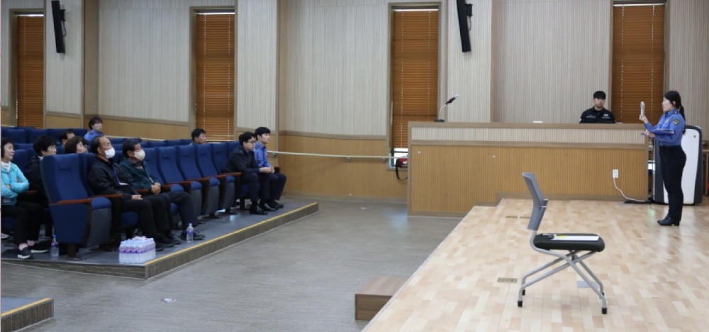 ▲ 연안안전지킴이 지원자가 개인문진 및 혈압측정을 진행하고 있다.