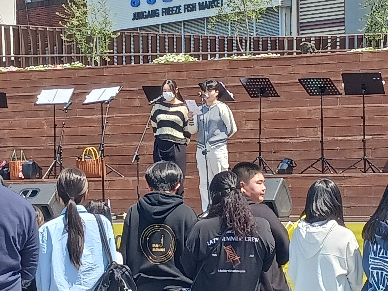 ▲ 진성여고 3학년 최요나, 부영여고3학년 김하은 양이 묵상집을 낭독하고 있다.