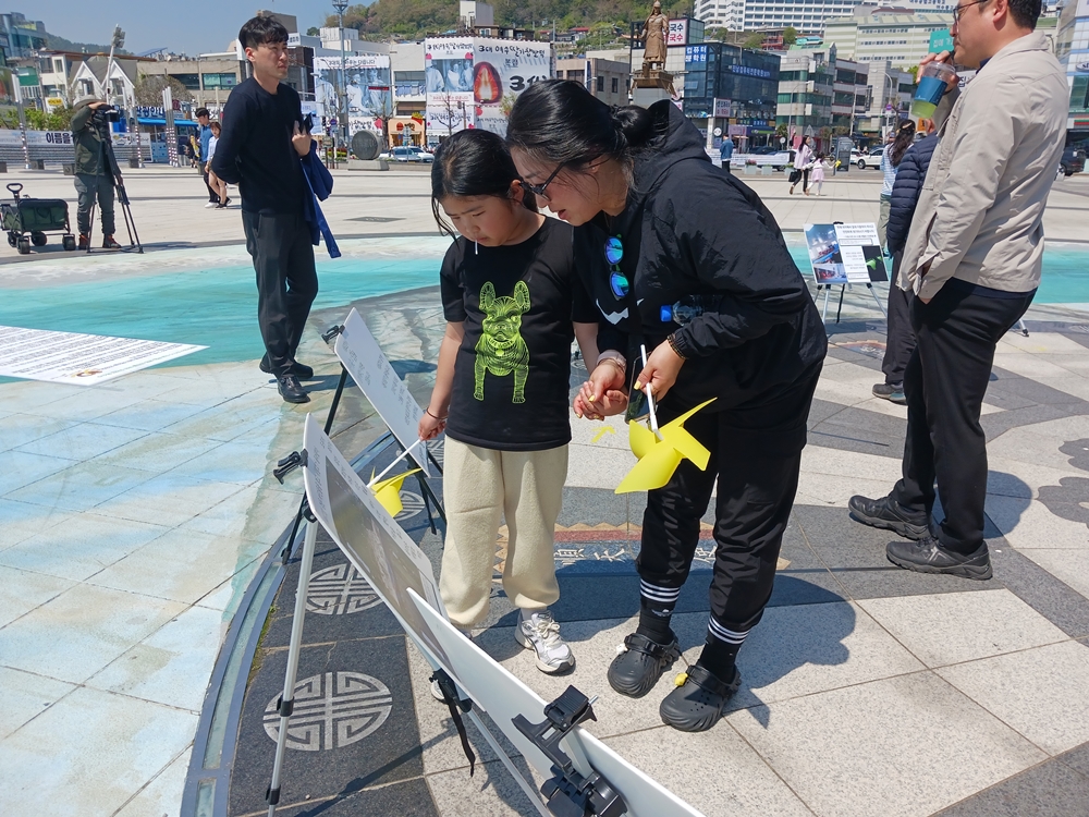 ▲함꼐 온 아이에게 세월호참사에 대해 알려주고 있다.