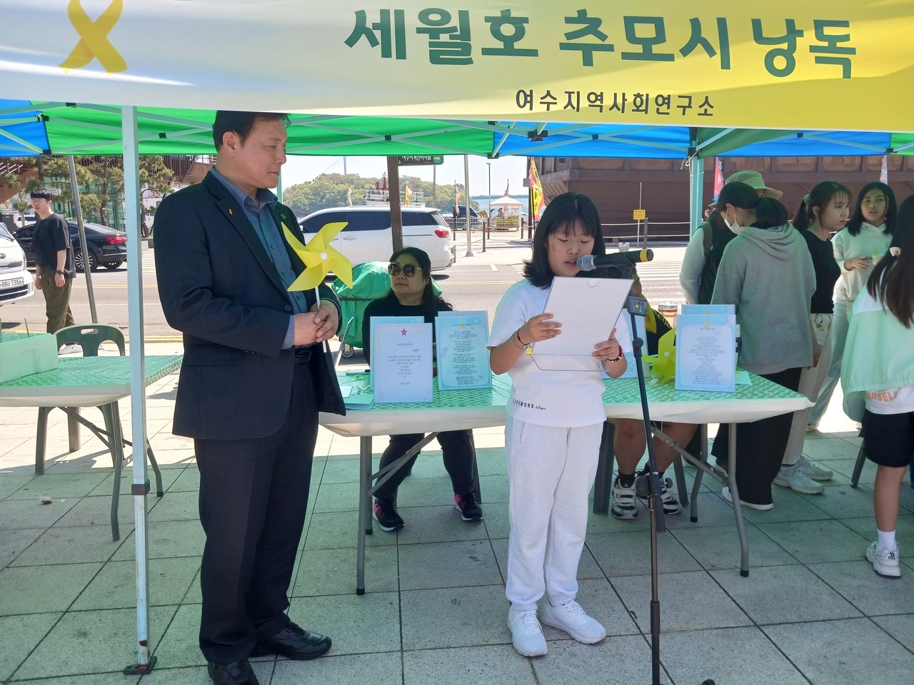 ▲ 조계원 당선인이 세월호 추모시 낭독을 듣고 있다.