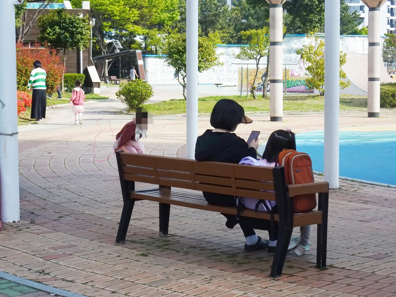 ▲ 웅천의 공원에서 시민들이 휴식을 취하고 있다.