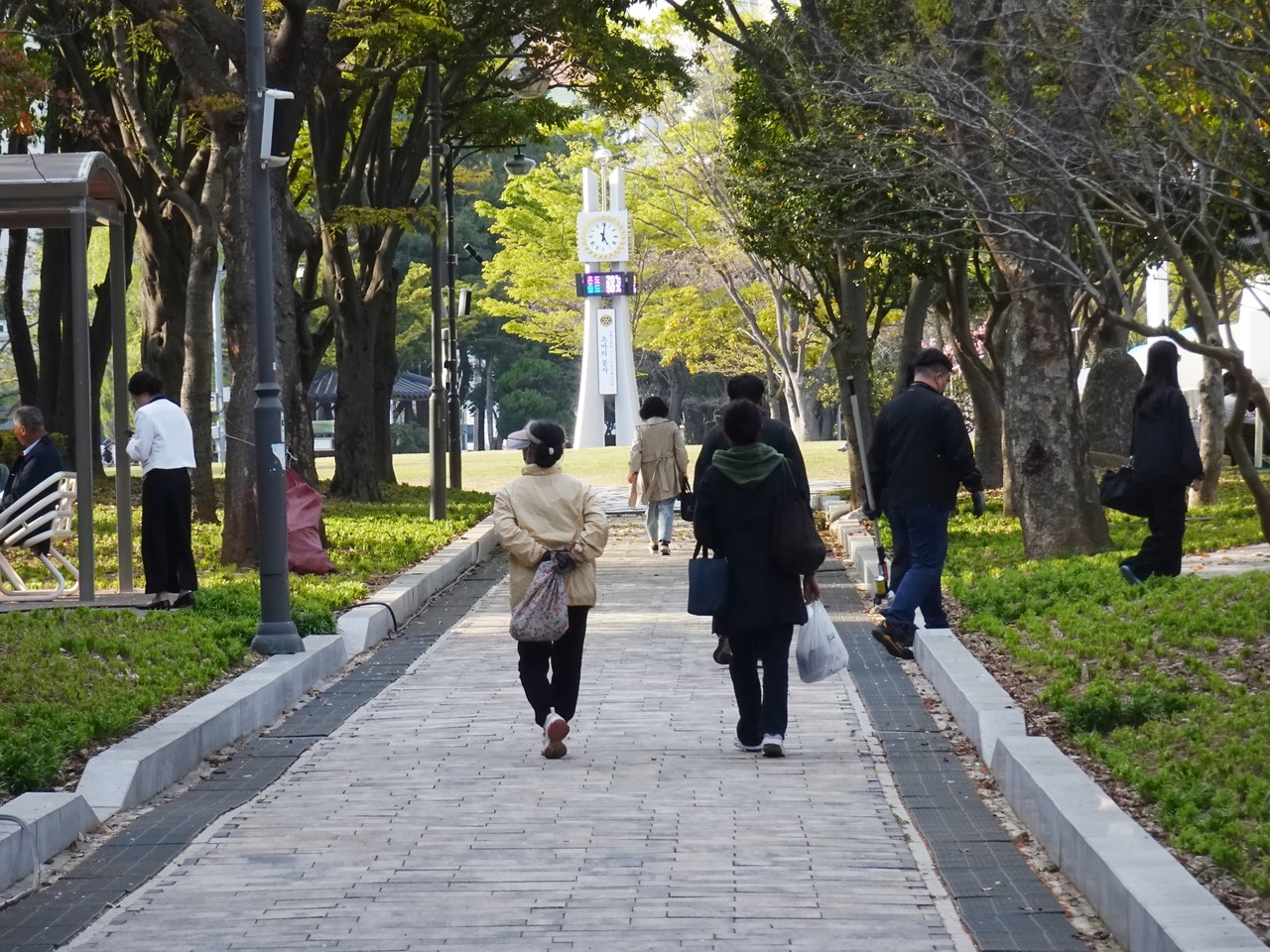 ▲ 학동 거북공원을 걷는 시민들