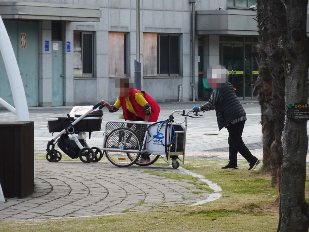 ▲ 미평공원에서 보행기구를 끌고 지나가는 어르신