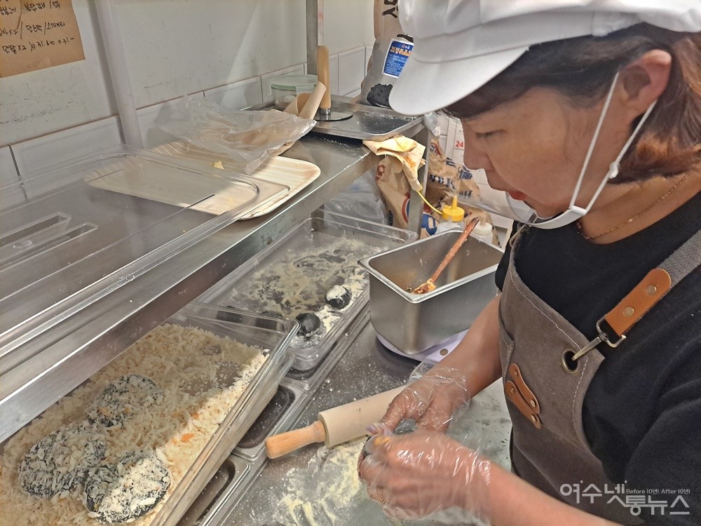 ▲산토리니 고로께카페 김경미 대표가 이색별미 먹물갓고로케를 만들고 있다. ⓒ조찬현