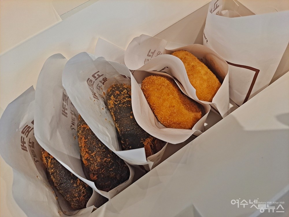 ▲여수 산토리니 고로케카페의 별미 먹물갓고로케와 감자고로께다.  ⓒ조찬현