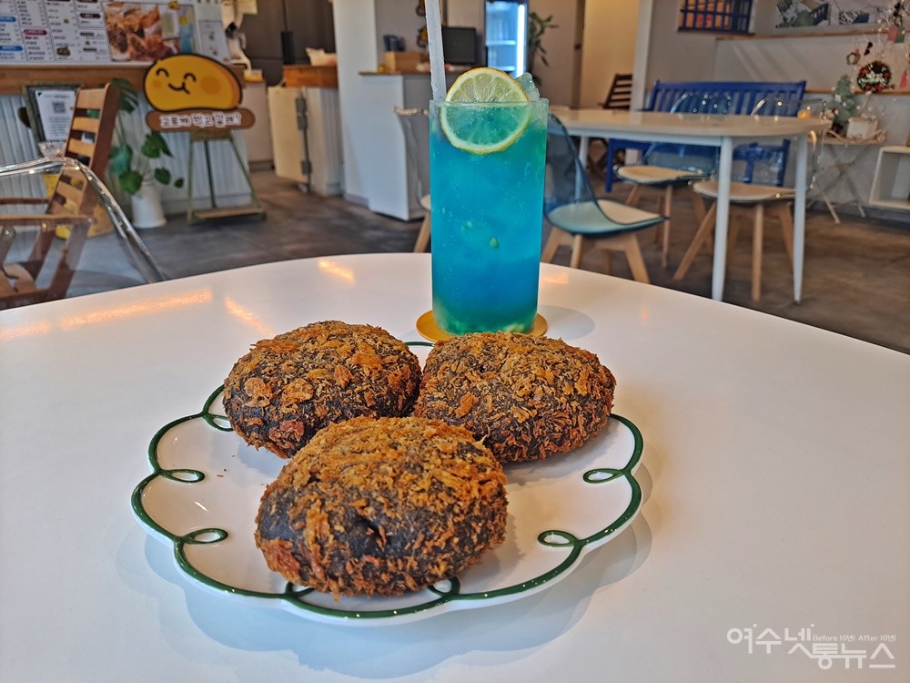 ▲산토리니에이드와 이색음식 먹물갓고로케는 여수의 색다른 맛을 전해준다. ⓒ조찬현