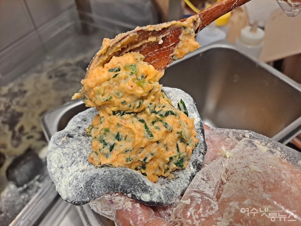 ▲고로께 맛은 찹쌀 피를 기본으로 감자와 돌산갓김치 등 속 재료가 좌우한다. ⓒ조찬현