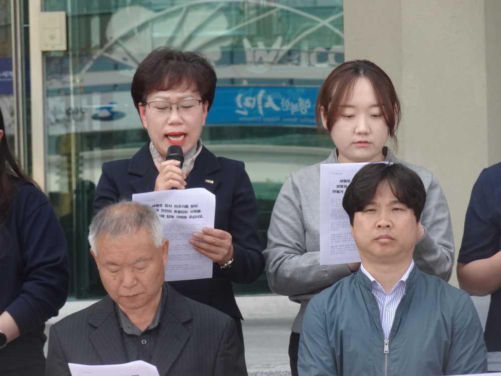 ▲ 여수YWCA 유춘진 총장(왼)과 여수YWCA 김예랑 팀장(오)이 기자회견문을 낭독했다.