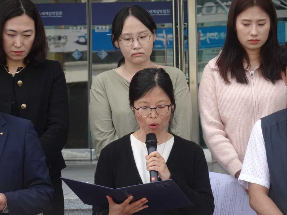 ▲여수YMCA 임현미 간사가 추모시를 낭독하고 있다.