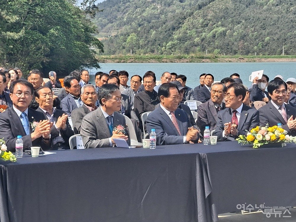 ▲이날 준공식에 참석한 강재헌 여수시의회 부의장, 김종기 여수 부시장, 여천농협 박상근 조합장과 내외빈, 그리고 조합원이다. ⓒ조찬현