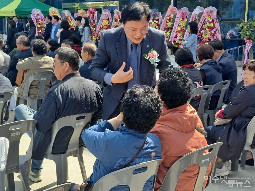 ▲조계원 여수시을 국회의원 당선인이 조합원에게 일일이 감사의 인사를 전하고 있다. ⓒ조찬현