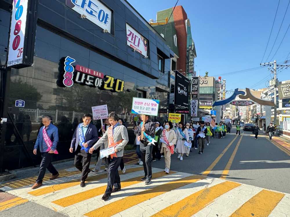 ▲ 16일 학동 선소상가 일원 음식·숙박업소의 친절 손님맞이 분위기 조성 캠페인