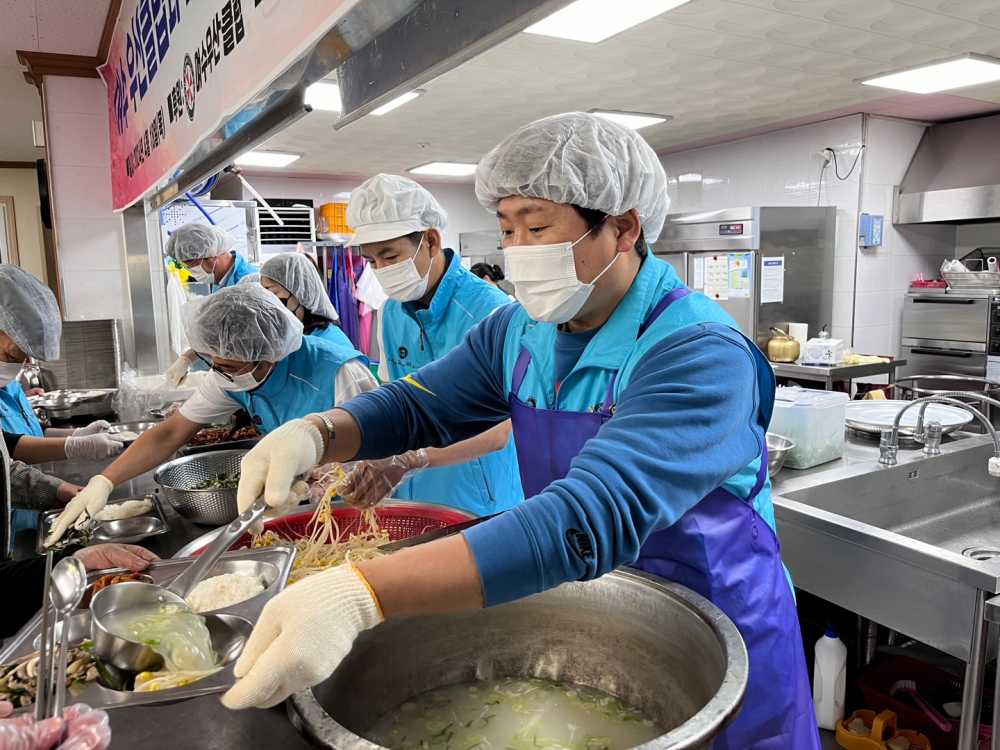 ▲ 우산클럽 회원 국밥봉사