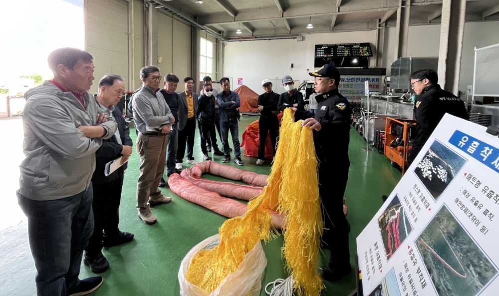 ▲ 방제자재에 대해 교육중인 여수해경
