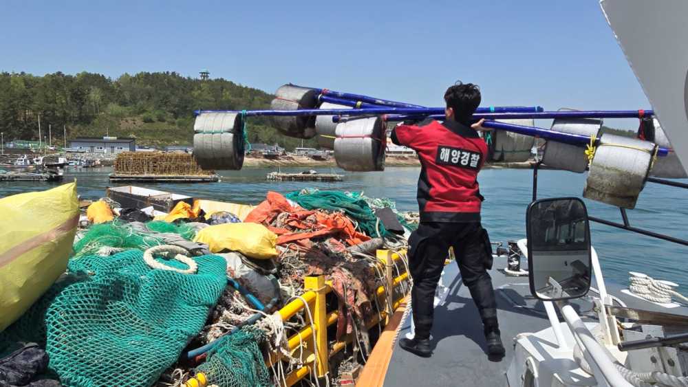 ▲ 해상에서 수거한 폐그물을 옮기는 해양경찰