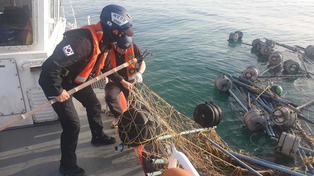 ▲ 폐그물을 수거하는 해양경찰.