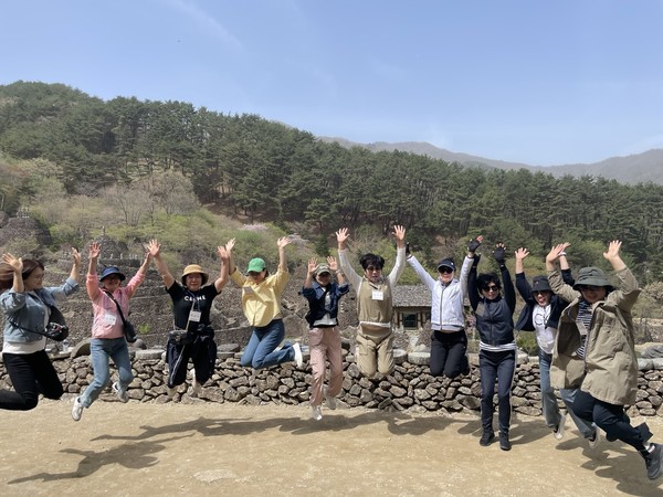 ▲ ⓒ 노인맞춤돌봄서비스 수행인력 역량강화교육에 참여한 참여자들이 사진을 촬영하고 있다.
