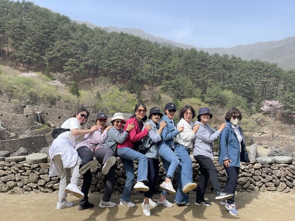 ▲ ⓒ 노인맞춤돌봄서비스 수행인력 역량강화교육에 참여한 참여자들이 사진을 촬영하고 있다.