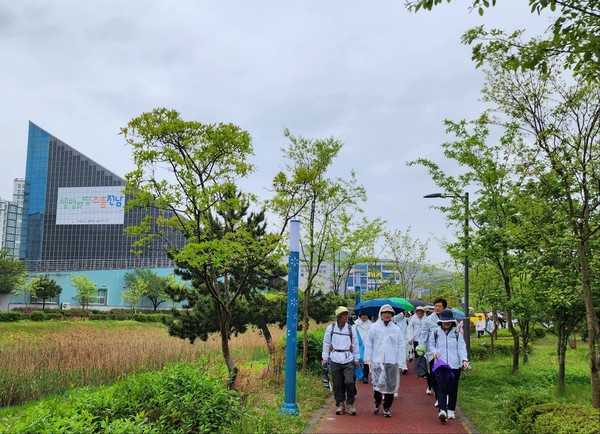 전남의 교육가족이 ‘2024 대한민국 글로컬 미래교육박람회’의 성공 개최를 염원하며 전남교육청부터 여수세계박람회장까지 걷기 대장정을 펼친다. 