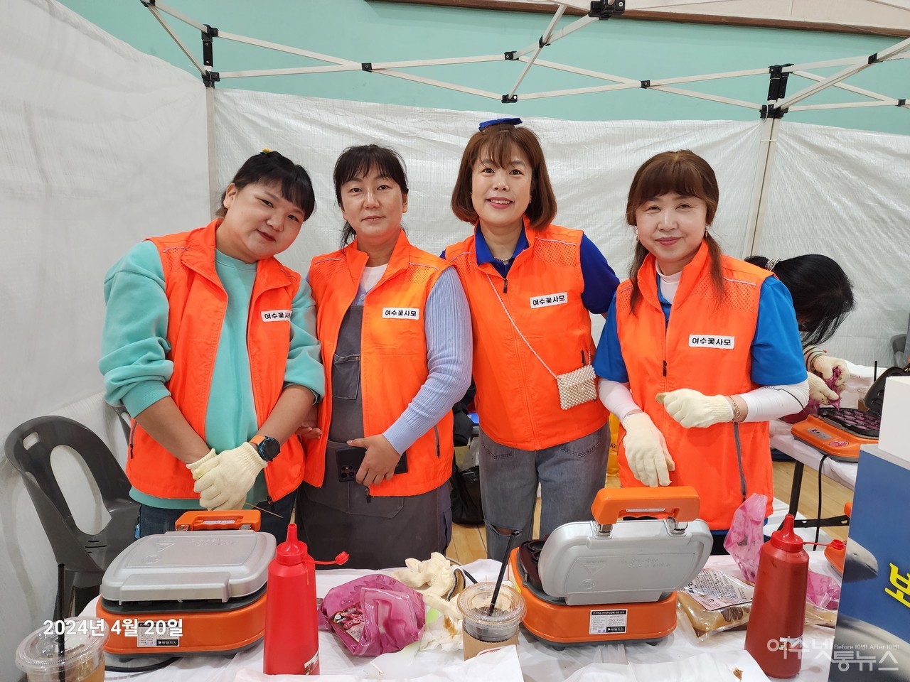 ▲ 제54주년 지구의날'을 맞아 여수시와 여수지속가능 발전협의회가 주관한 제17회 기후보호주간 여수2024행사 에 참가한 김효선(좌측 두번째)씨와 장미경씨(좌측 세번째) 모습 ⓒ심명남