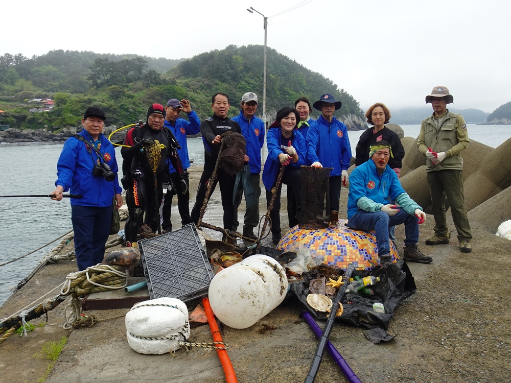 ▲ 여수넷통뉴스와 해양환경인명구조단 여수구조대 안도 해양정화활동