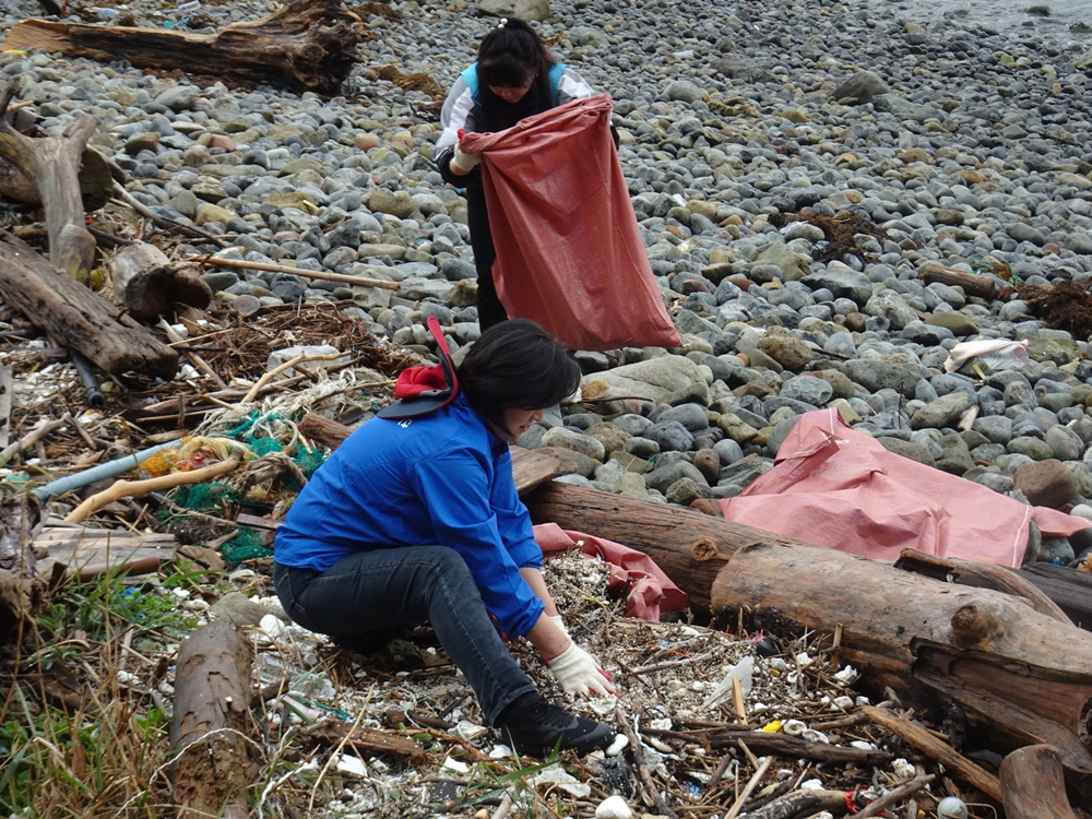 ▲ 가루가 된 스티로폼 부표를 쓸어 모으고 있다.