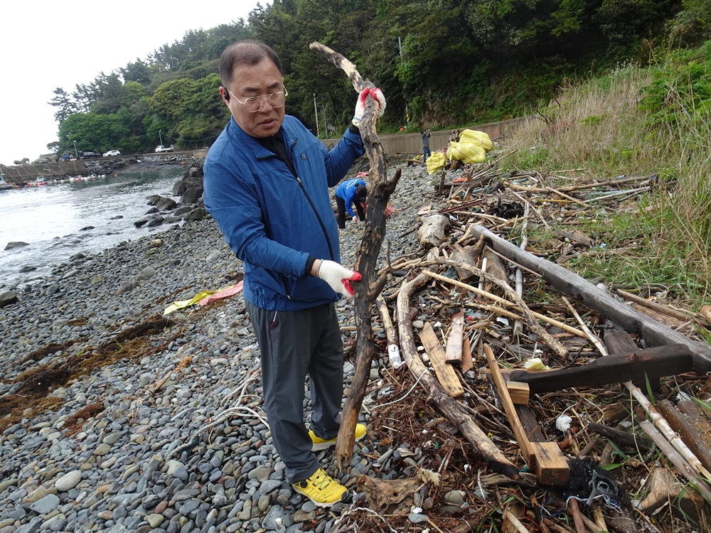 ▲ 여수넷통 이기재 이사가 벼려진 나무막대기를 들어보이고 있다.