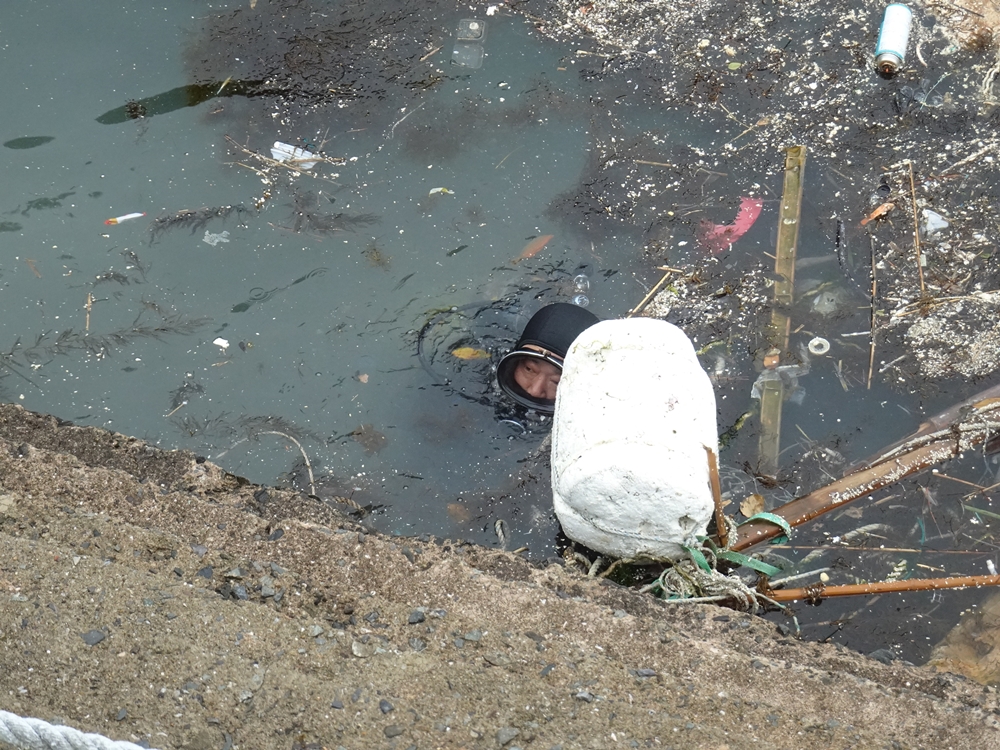 ▲ 박근호 대장이 바닷속 쓰레기를 청소한 후 뭍으로 다가오고 있다.