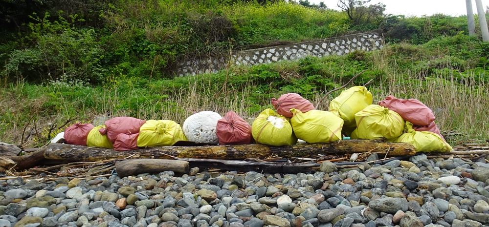 ▲ 이날 수거한 해양쓰레기가 마대에 가득 담겼다.