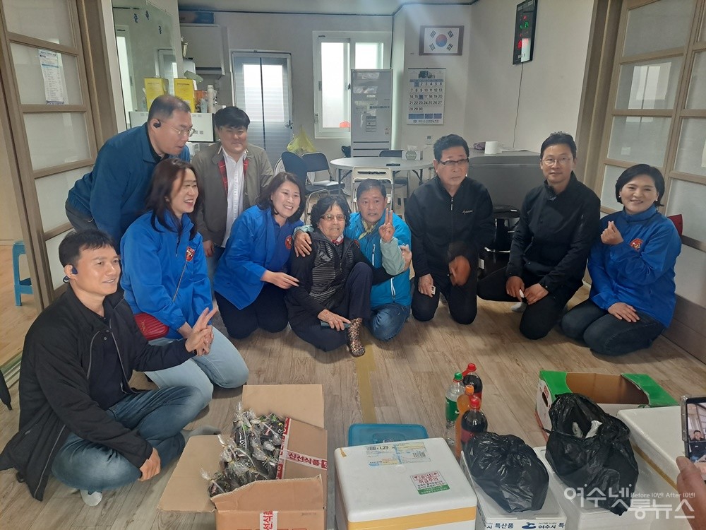 ▲해양환경인명구조단 여수구조대와 여수넷통뉴스 임원들이 여수 남면 안도리 노인당에 떡과 과일 음식을 전달하고 어르신을 위로하고 있다. ⓒ조찬현